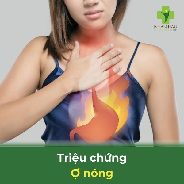 Trào ngược dạ dày là gì? triệu chứng, nguyên nhân và cách điều trị 3 người đang ôm ngực với vẻ mặt khó chịu, tay chỉ vào vùng xương ức, thể hiện cảm giác ợ nóng