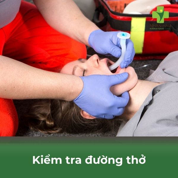 Cách Sơ Cứu Người Bị Tai Biến Đúng Cách Và Kịp Thời 3 kiểm tra đường thở