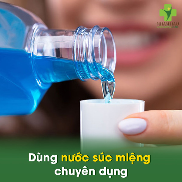 Dùng nước súc miệng chuyên dụng